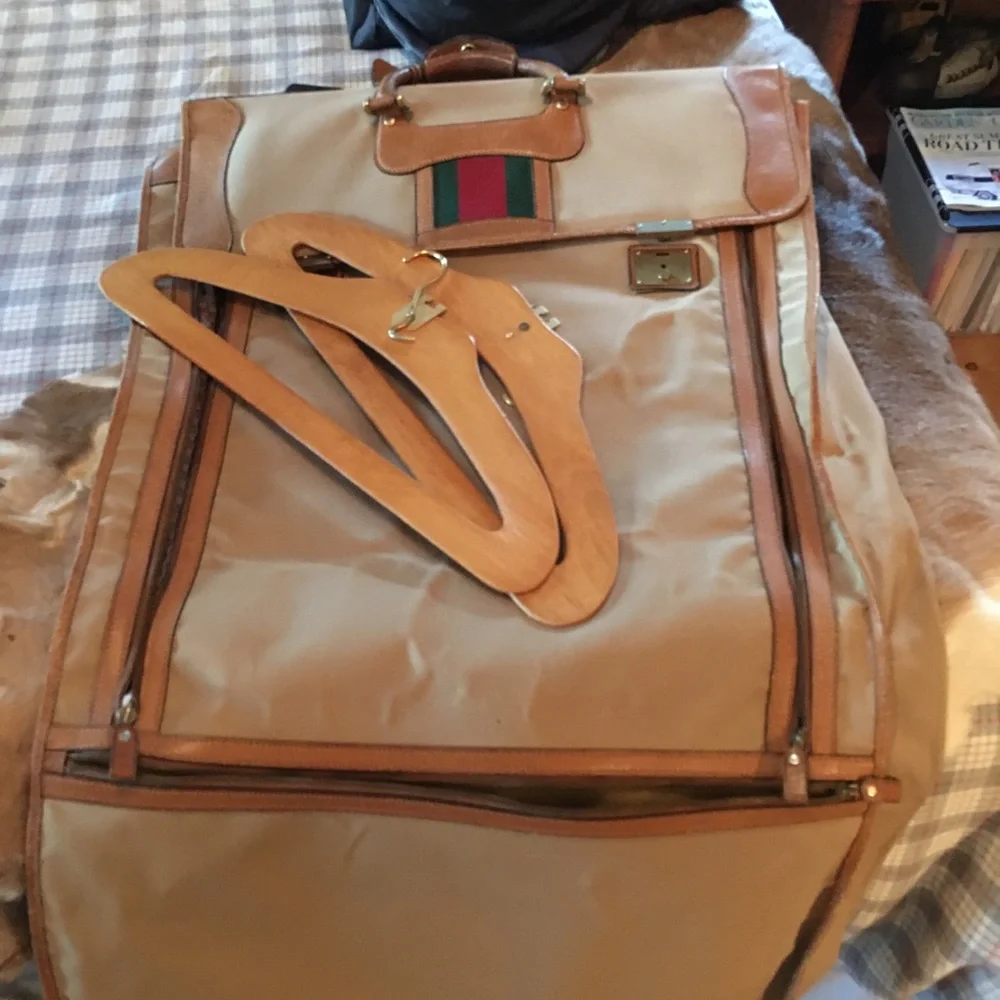 Vtg Gucci logo garnet bag